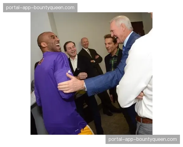 特写:小球迷冲入场内拥抱偶像被保安带离,库里微笑示意并赠送签名球鞋