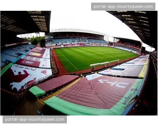 特写：维拉公园球场悼念离世老球迷，全场合唱队歌持续一分钟